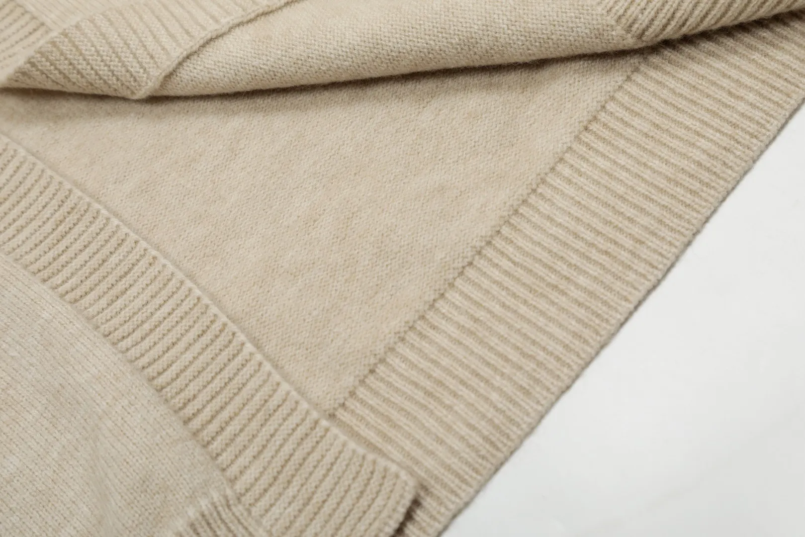 🅿️220 "Top quality" Style number: DS016# [Ralph Lauren V-neck solid color pony embroidered logo woolen knitted shawl cardigan] ✅Ralph Lauren Lazy‌oversize style basic classic versatile ten-color shawl cardigan ✅Main supplier platform live broadcast Wholesale entity Replenishment when out of stock No removal from shelves ✅ZP quality 1:1 version Scan the code to enter the GF website Counter quality ✅Details and quality are the only one in Guangzhou. Light luxury wool. Focus on high-end. Cost-effective. Good quality. Needless to say. ✅Restore the original version. Can wear 190 pounds. Loose, comfortable and stress-free. ✅Loose upper body, oversize and lazy style. Must-have style for goddess ootd. ✅Good-looking clothes are never picky. Recommended for goddess wardrobe. Taro Purple, Light Khaki, Chinese Red, Anchor Red